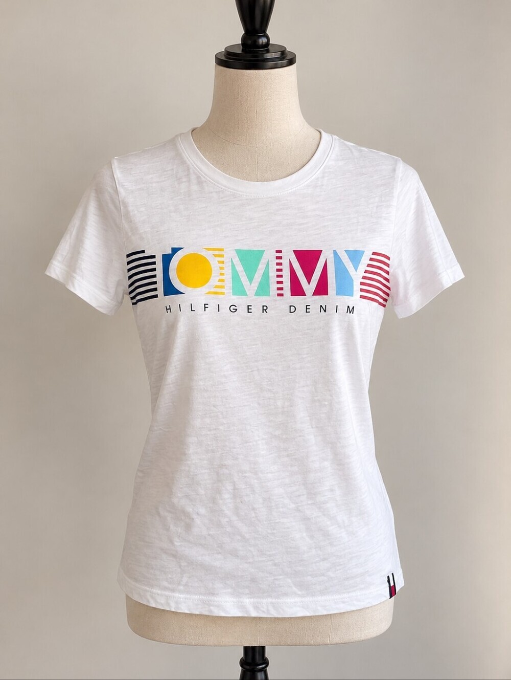 Tommy Hilfiger Denim Colorful Logo Tee – Size Medium White Graphic T-Shirt